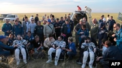 Астронавт NASA Терри Вёрст, российский космонавт Антон Шкаплеров и итальянский астронавт Саманта Кристофоретти после приземления пилотируемого корабля «Союз ТМА-15М» с экипажем 43-й экспедиции МКС. Казахстан, 11 июня 2015 года