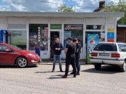 Життя вирує перед пунктом пропуску