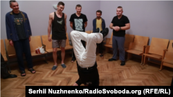 Олександр Мельник стримав обіцянку – таки стояв на голові