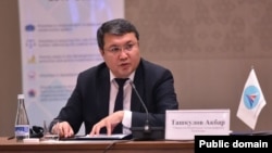 Ўзбекистон адлия вазири лавозимига тайинланган Акбар Тошқулов ("Тараққиёт стратегияси" маркази фотоси)