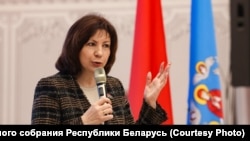 Кіраўніца Савету Рэспублікі Натальля Качанава чытае кнігі расейскага агрэсара ва Ўкраіне Захара Прылепіна