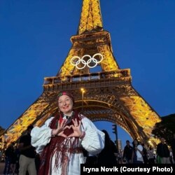 Ірына ў традыцыйным беларускім строі ў Парыжы