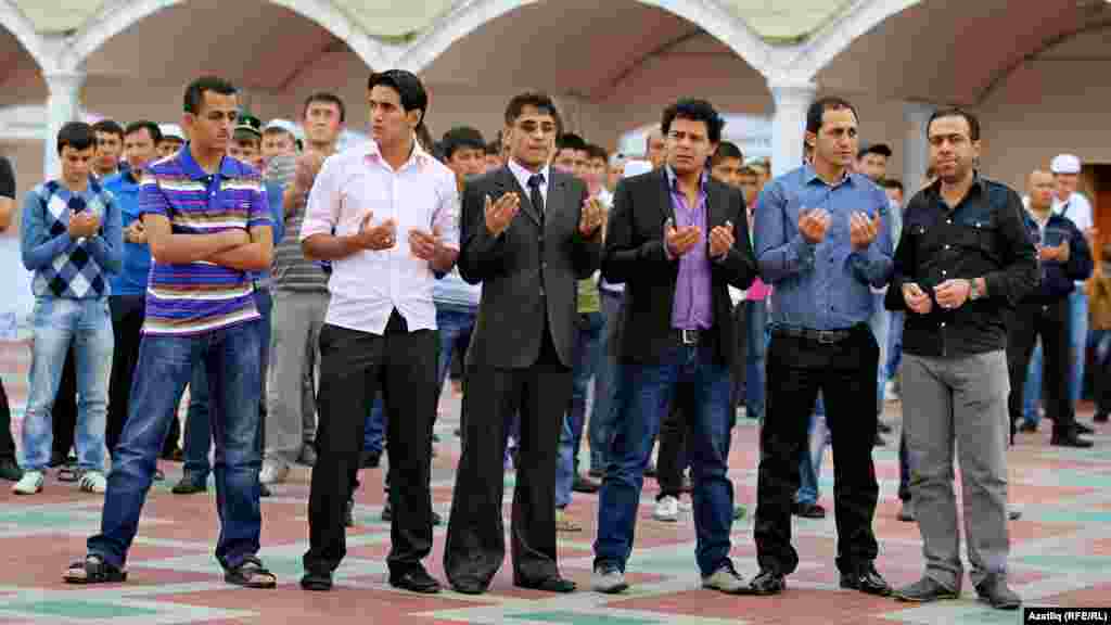 Кол Шәриф мәчете янында чит ил вәкилләре