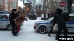 Полиция мәхкәмә бинасы каршында Азат Мифтаховка теләктәшлек белдерүчеләрне тоткарлый