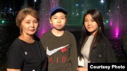 Жубайы Раушан уул-кызы Айсэнем, Алтай менен.