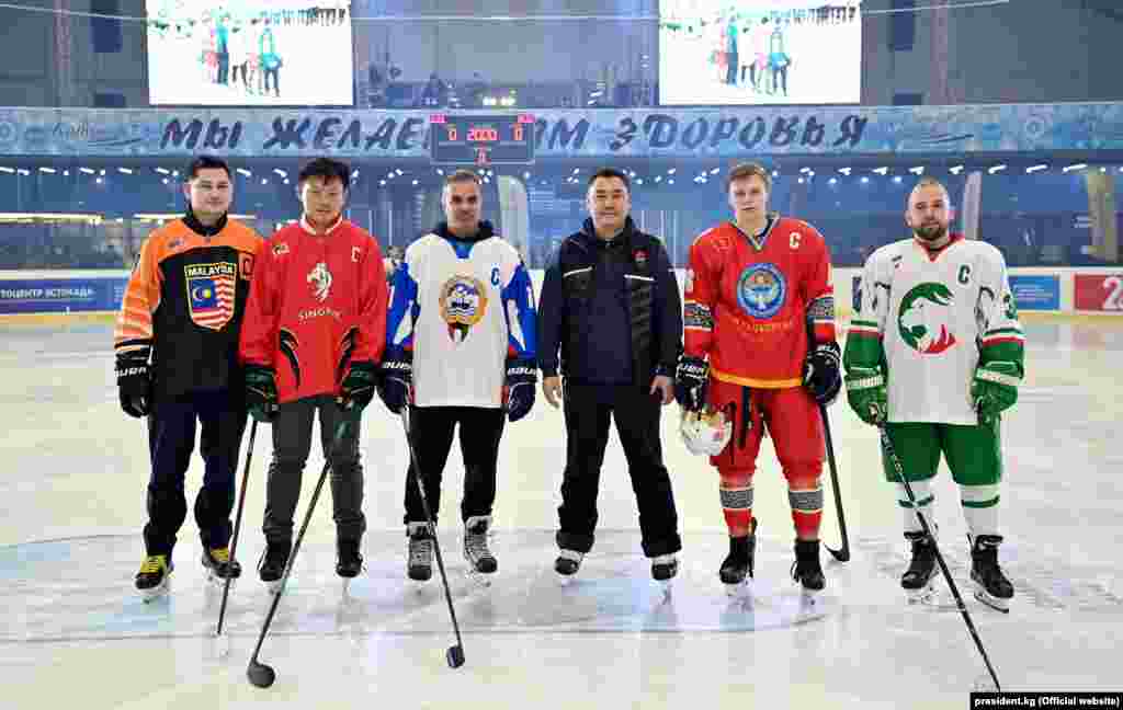 Малайзия, Сингапур, Кувейт, Кыргызстан жана Ирандын хоккейчилери президент Садыр Жапаров менен. 3-март, 2022-жыл.&nbsp;