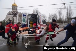 Медики надають допомогу пораненому під час обстрілу Маріуполя