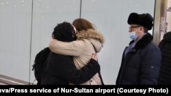 Люди обнимаются в аэропорту столицы Казахстана после прибытия из польского города Катовице. 4 марта 2022 года