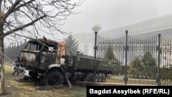 2022 жылғы Қаңтар оқиғасы кезінде Алматыда өртенген жүк көлігі.