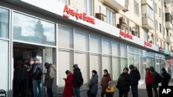 Հերթեր Alfa Bank-ի բանկոմատից կանխիկ գումար վերցնելու համար, Մոսկվա, 27 փետրվարի, 2022թ. 
