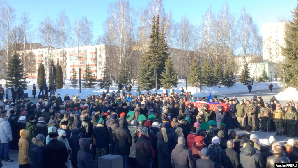 2 мартта Татарстанга Украинадан беренче табут кайтты. 30 яшьлек Илнур Сибгатуллинны Түбән Камада түрәләр, күп халык катнашында хөрмәтләп җирләделәр.&nbsp;Шуннан соң табутлар даими кайта башлады.&nbsp;Азатлык сугышта үлүчеләрне бер&nbsp;исемлеккә&nbsp;теркәп бара.&nbsp;Бүгенге көнгә Татарстаннан 200дән артык, Башкортстаннан 300дән артык кешенең һәлак булганы расланды.