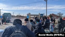 Украинадан эвакуацияланып жаткан кыргызстандыктар Украина-Венгрия чек арасын өткөнү жатат. 1-март, 2022-жыл