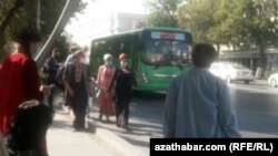 Автобусная остановка в Ашхабаде, ноябрь, 2020