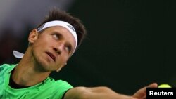 У поєдинку, що тривав 3 години і 24 хвилини, Стаховський програв сіяному під 23 номером сербу Дусану Лайовичу – 7:5, 4:6, 3:6, 7:5, 4:6.