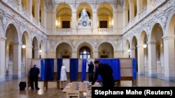 Нуқтаи овоздиҳӣ дар шаҳри Лиони Фаронса аввалин раъйдиҳандагонро қабул мекунад. 24-уми апрел