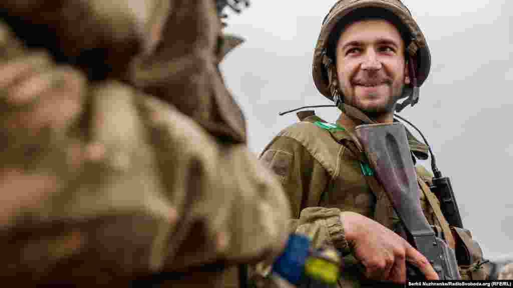 Вони посміхаються. Важливо залишатися людьми і на війні. Воїни ЗСУ. Східний фронт. 24 квітня 2022 року
