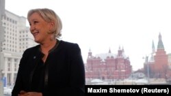 لوپن در گفت‌وگو با خبرنگاران در مسکو حین سفر سال ۲۰۱۷ خود به روسیه