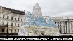 Обкладений мішками з піском пам'ятник княгині Ользі, апостолу Андрію Первозваному та просвітителям Кирилу і Мефодію. Київ, Михайлівська площа. Квітень 2022 року