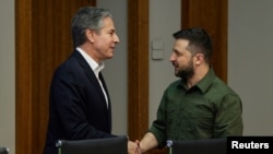 Ուկրաինայի նախագահ Վլադիմիր Զելենսկին Կիևում ողջունում է ԱՄՆ պետքարտուղար Էնթոնի Բլինքենին, ապրիլ, 2022թ.