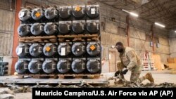 بارگیری تسلیحات آمریکایی به مقصد اوکراین در ژانویه ۲۰۲۲