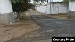 Koson tumanida ko‘zbo‘yamachilik uchun ko‘cha boshiga tuproq ustiga bostirilgan asfalt.