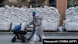 Ілюстраційне фото: місцеві в Дніпрі, 20 квітня 2022 року