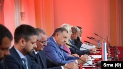 Мілорад Додік (у центрі кадру) не зможе балотуватися на жодну політичну посаду, доки не закінчиться шестирічна заборона (ілюстративне фото)