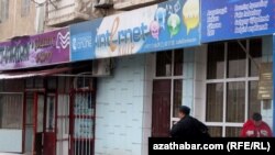 BMG-niň Komissiýasynyň hasabatyna görä, internetiň ilata elýeterlilik derejesi Azerbaýjanda 50%, Orsýetde 49%, Gazagystanda 45%, Belarusda 39.6%, Özbegistanda 30.2%, Gyrgyzystanda 20%, Täjigistanda 13% we Türkmenistanda bary-ýogy 5%.