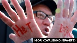 Орусиянын элчилигинин алдына согушка каршы митингге чыккан Өндүрүш Токтонасыров.  28-февраль, 2022-жыл. 