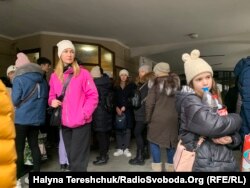 Переселенці приходять у гуманітарний штаб по допомогу