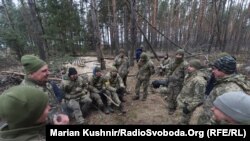 Українська артилерія веде вогонь в бік скупчення російських військ на півночі від Києва, околиці Макарова. 6 березня 2022 року