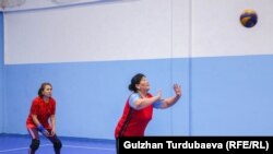 "Топ - бул кумар да, мен оюнга киргенде өзүмдү 18 жаштагыдай элестетип ойнойм. Издегенимди волейболдон таптым".