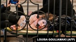 Біженці з України на залізничному вокзалі в Кракові, 6 березня 2022 року