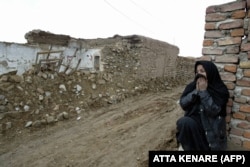 یک زن روستایی در برابر خانه ویران‌شده‌اش در اسلام‌آباد کرمان پس از زلزله اسفند ماه ۱۳۸۳