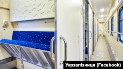 «Ці вагони дозволять евакуювати ще більше громадян України в безпечні зони», кажуть в копанії