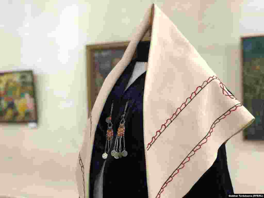 Кушбакова менен Уруксатбек кызынын &ldquo;Элестер&rdquo; аттуу эмгеги.