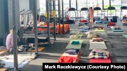 Підпис: Фітнес-зал Differ перетворили на притулок для сімей, які тікають від війни Росії проти України