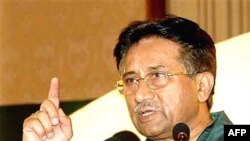 پرویز مشرف بعد از کودتای سال 99، همزمان فرماندهی ارتش و ریاست جمهوری را به عهده دارد.