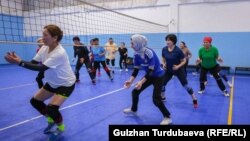 Кыз-келиндер машыгууда.