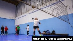 Азиза Адамова волейболдо бардык позицияда мыкты ойногон оюнчулардын бири. Ал мыкты чабуулчу дагы, коргоочу дагы боло алат.