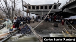 Шаардан чыга албай калган Ирпиндин тургундары.