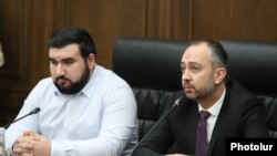 Депутаты Ваагн Алексанян (слева) и Эдуард Агаджанян