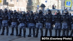 Російський ОМОН стримує акцію проти війни в Україні. Росія, Санкт-Петербург, 6 березня 2022 року