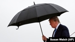 Президент США Дональд Трамп спускається з борту літака в місті Осака, Японія, 27 червня 2019 року