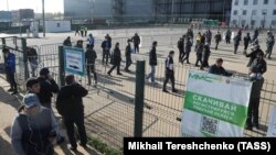 Мигранты у многофункционального миграционного центра (ММЦ) «Сахарово», архивное фото.