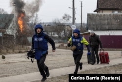 Журналісти під час висвітлення бойових дій в Ірпені, 6 березня 2022 року