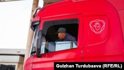 Водитель во время переезда через КПП "Ак-Тилек". Иллюстративное фото. 