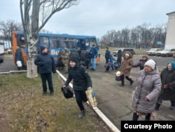 Люди покидают обстреливаемую Волноваху