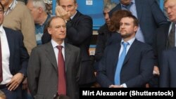 آندری پاتروشف در کنار پدرس نیکولای پاتروشف در دسامبر ۲۰۱۵