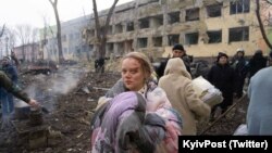 Мариуполдогу төрөткана орус аскерлеринин бомбалоосунан кийин. 9-март 2022-жыл